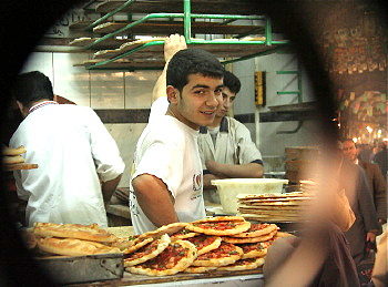 Bäcker- und Pizzajunge im syrischen Aleppo