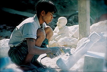 Myanmar Steinmetz Buddha lachend