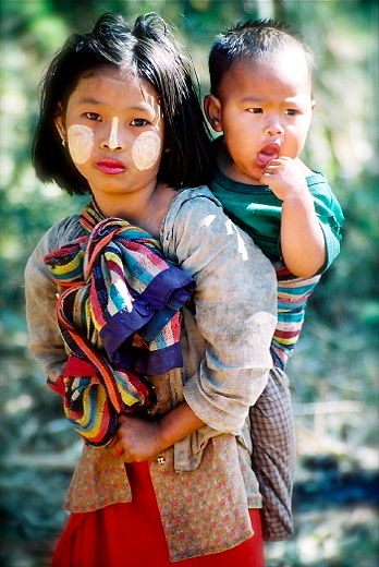 Myanmar Geschwister Aufpassen Pflicht Myanmar Geschwister Aufpassen Pflicht