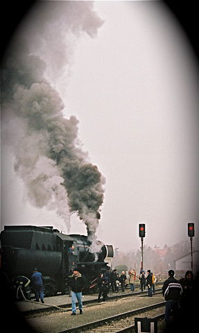 Dampflokomotive als Symbol gemeinschaftlicher Motorisierung