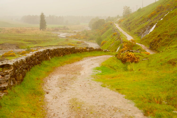 Weg in karger schottischer Landschaft Weg in karger schottischer Landschaft
