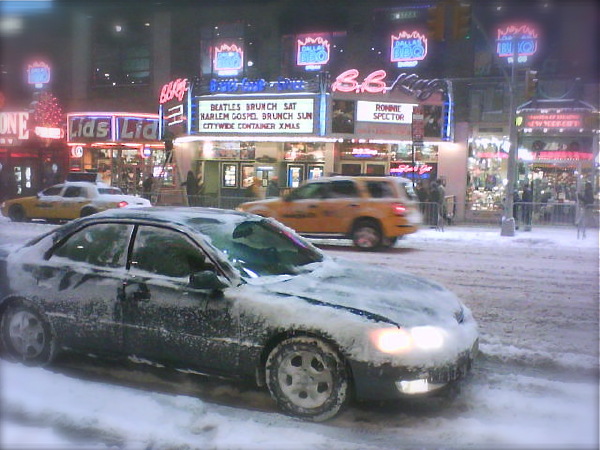 New York: Nächtliche Impressionen von Autos, Schnee und Neon-Reklame New York: Nächtliche Impressionen von Autos, Schnee und Neon-Reklame
