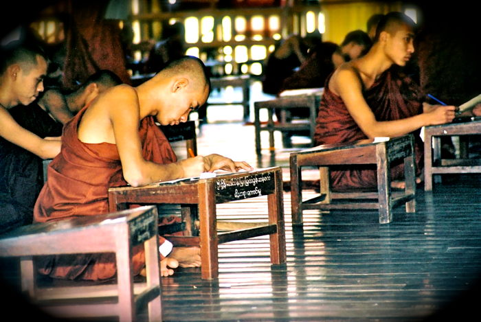Myanmar: Während einer Prüfung in Pali Myanmar: Während einer Prüfung in Pali