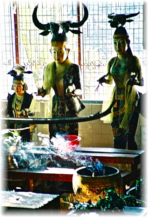 Myanmar: Huldigung vorbuddhistischer Dämonen 